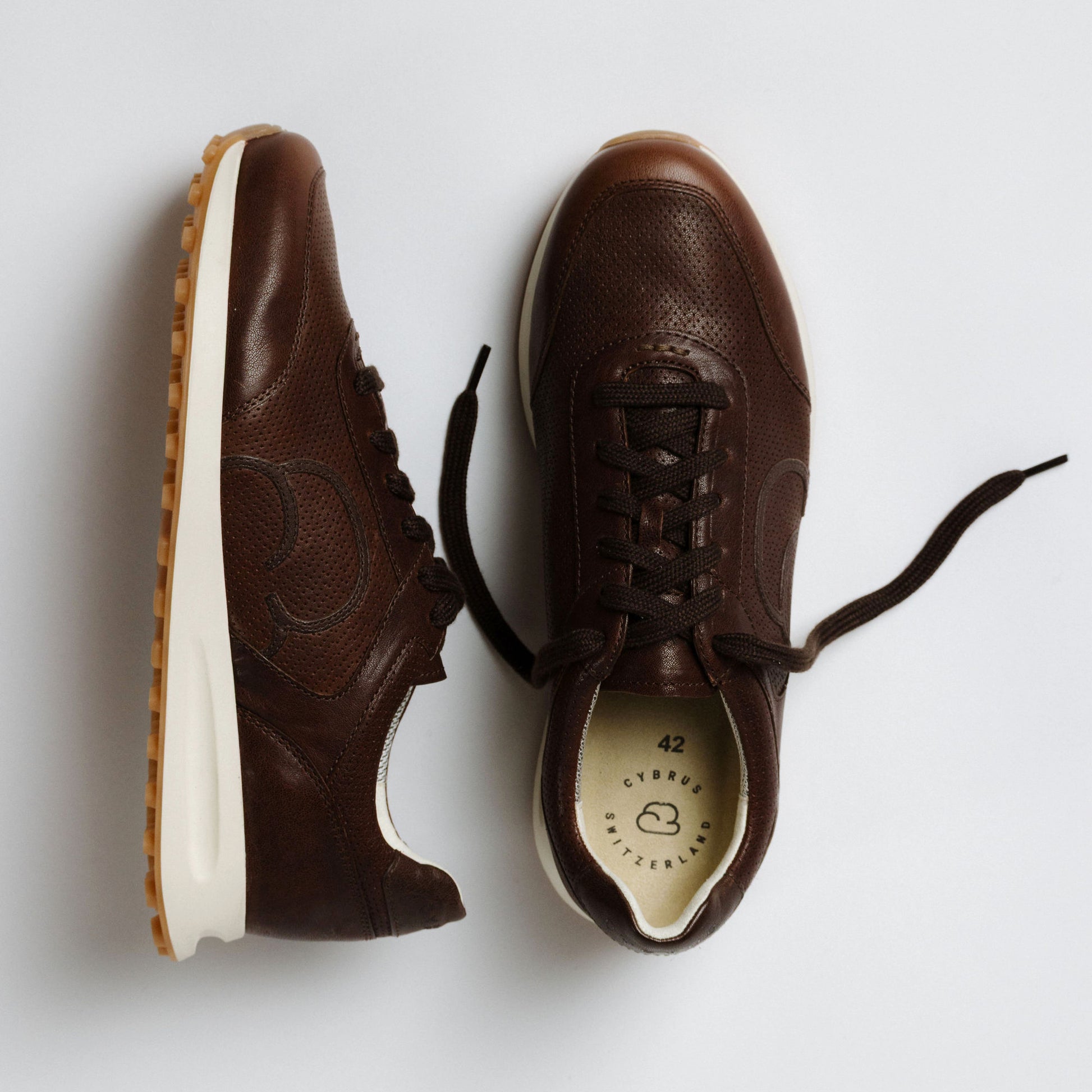 "Paarfoto der CYBRUS Sneakers ANNERY in dunkelbraun"