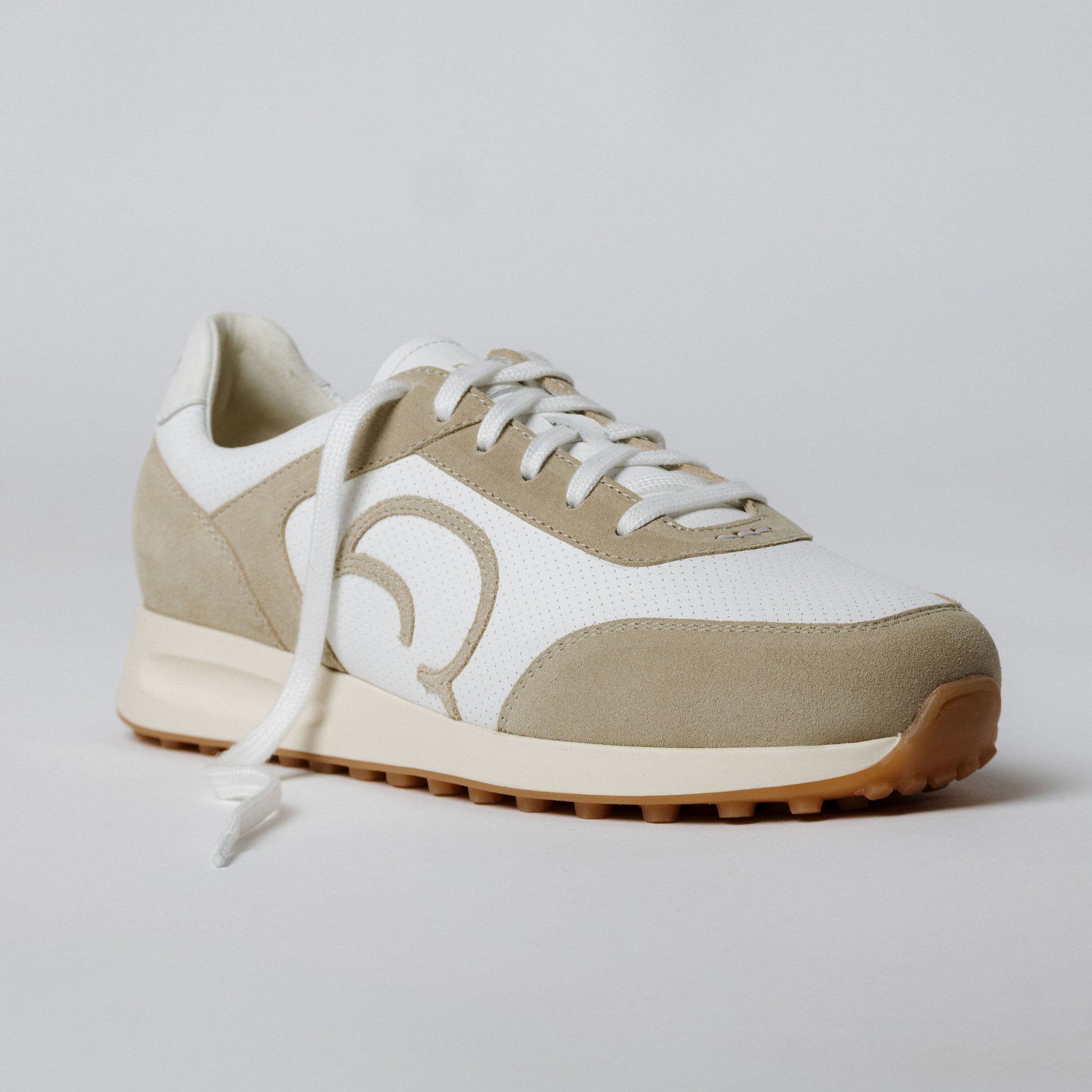 "Seitenansicht des CYBRUS Sneakers ANNERY in hellbeige weiss"