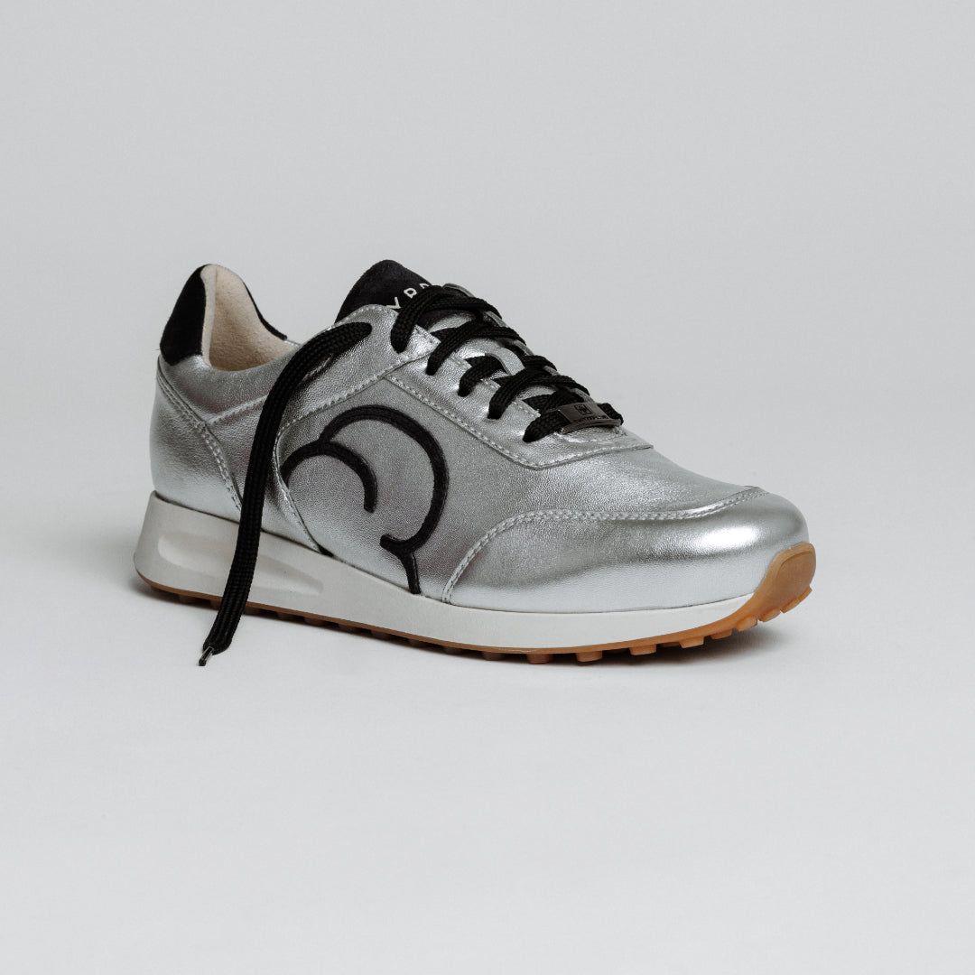 "Seitenansicht des CYBRUS Sneakers ANNERY II in silber blau"