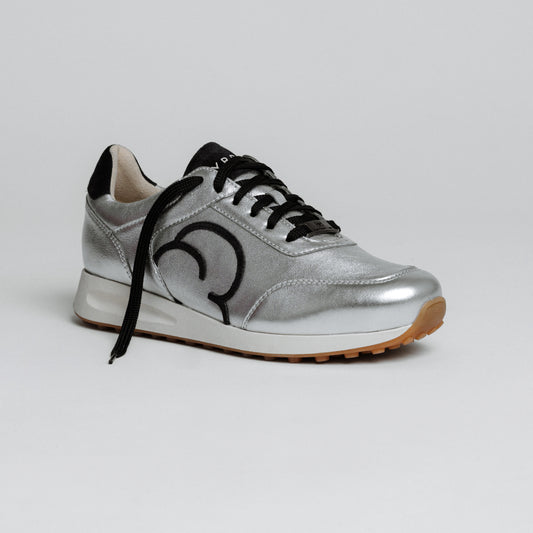 "Seitenansicht des CYBRUS Sneakers ANNERY II in silber blau"