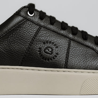 "Detailansicht des CYBRUS Sneakers CYLO in schwarz"