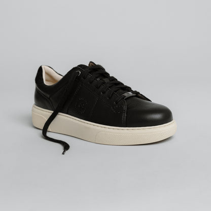 "Seitenansicht des CYBRUS Sneakers CYLO in schwarz"