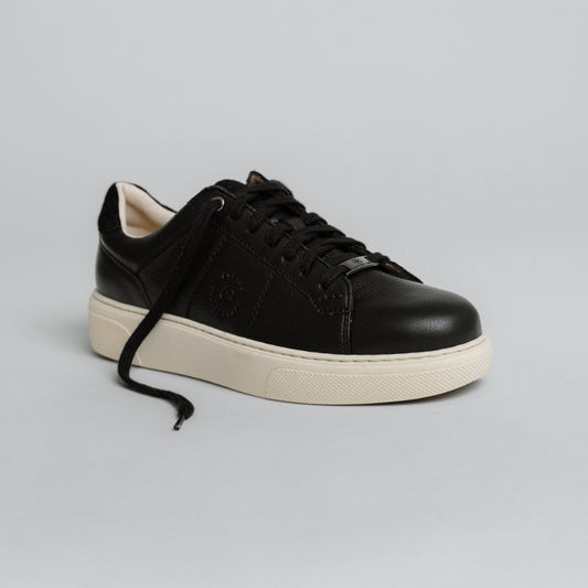 "Seitenansicht des CYBRUS Sneakers CYLO in schwarz"