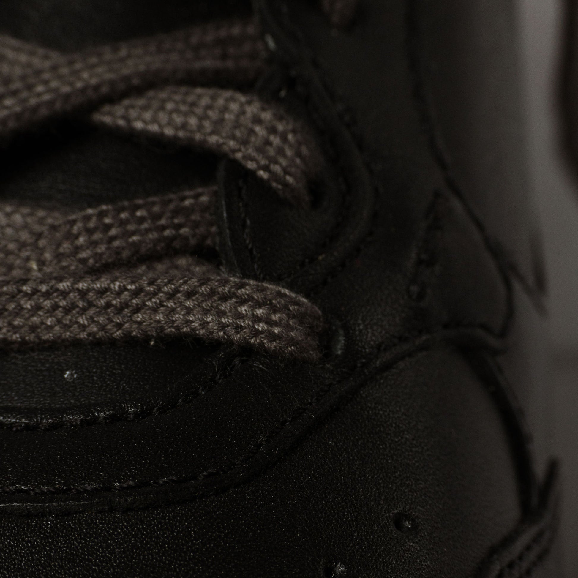 "Detailansicht des CYBRUS Sneakers HAULA in schwarz"