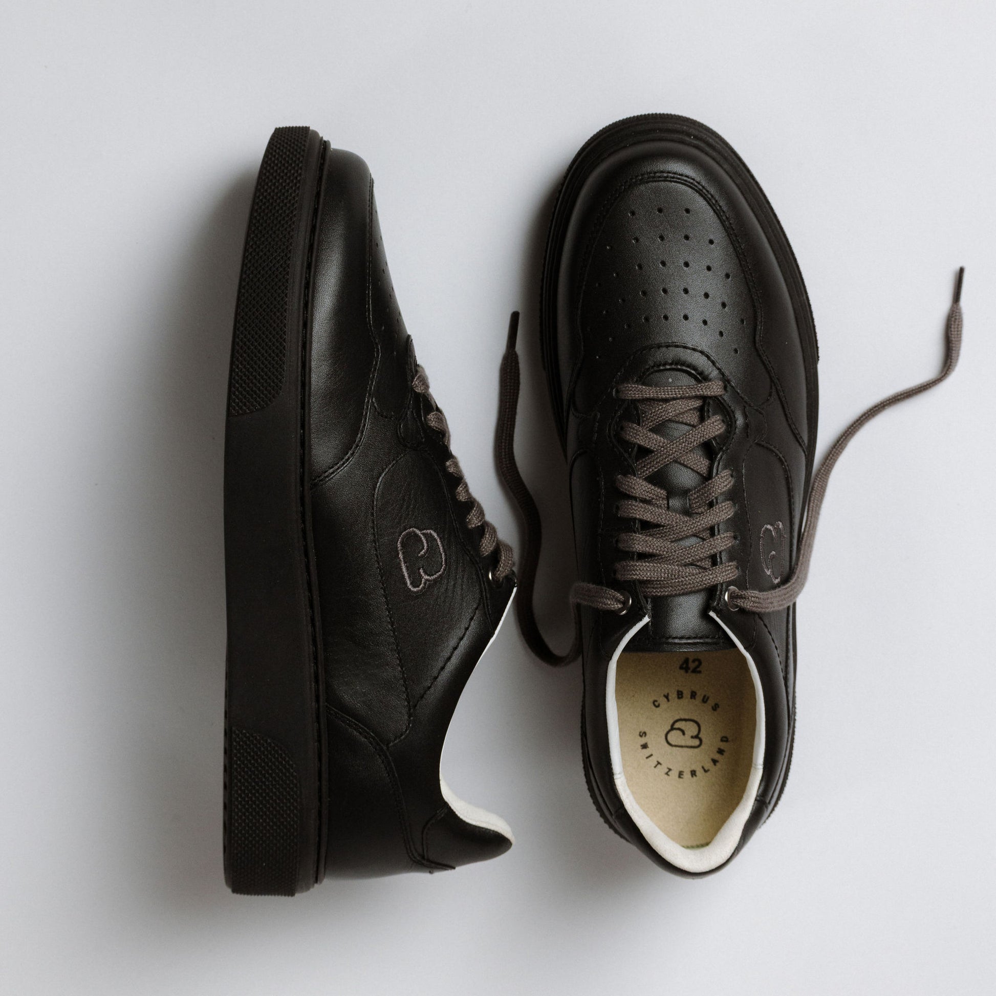 "Paarfoto der CYBRUS Sneakers HAULA in schwarz"