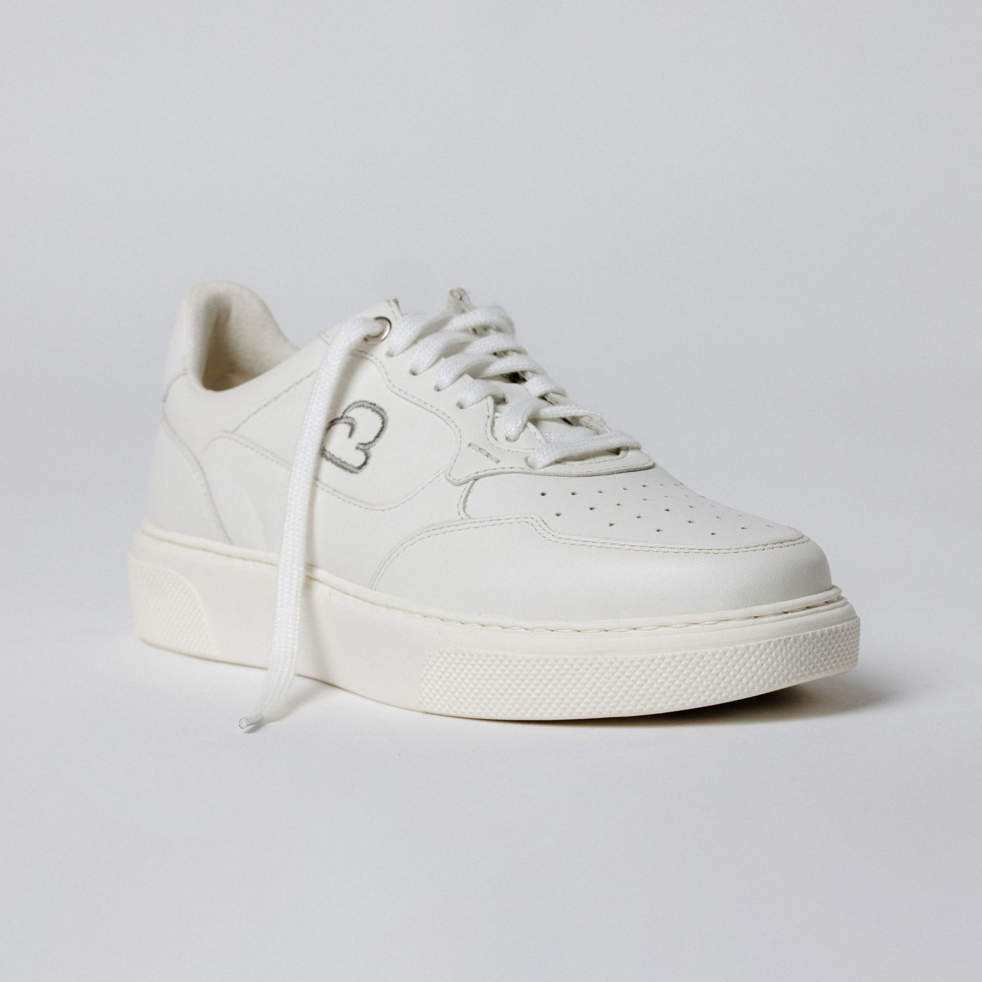 "Seitenansicht des CYBRUS Sneakers HAULA in weiss"