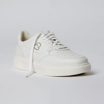"Seitenansicht des CYBRUS Sneakers HAULA in weiss"