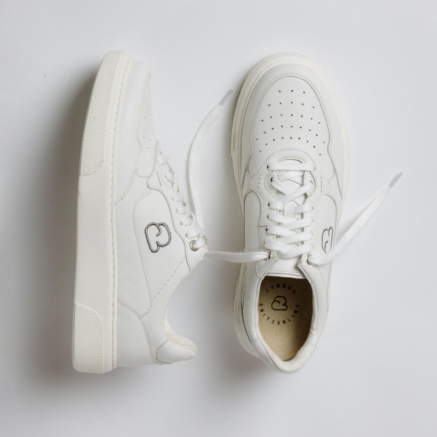 "Paarfoto der CYBRUS Sneakers HAULA in weiss"