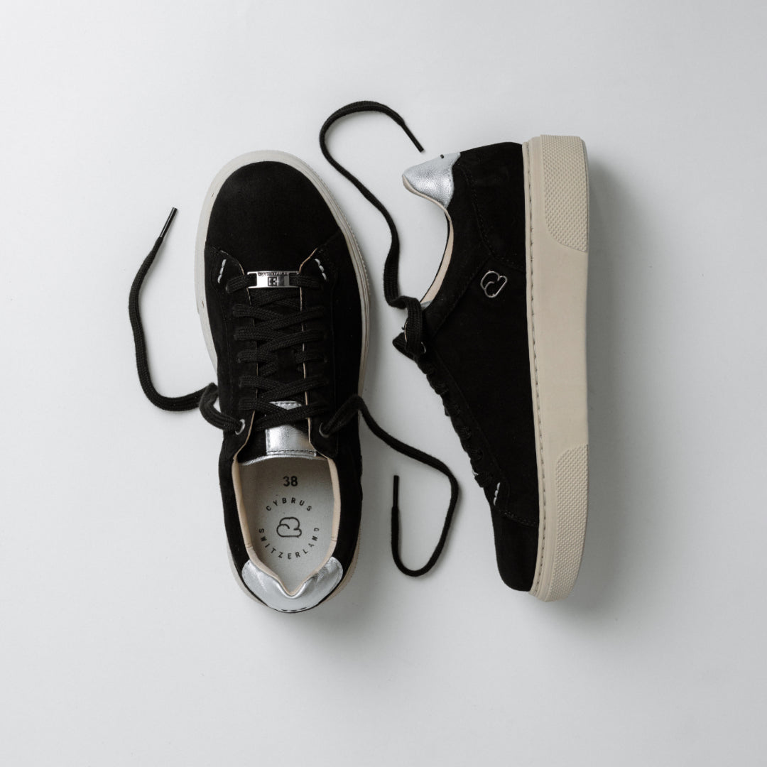 "Paarfoto der CYBRUS Sneakers LOOCY in schwarz / silber"