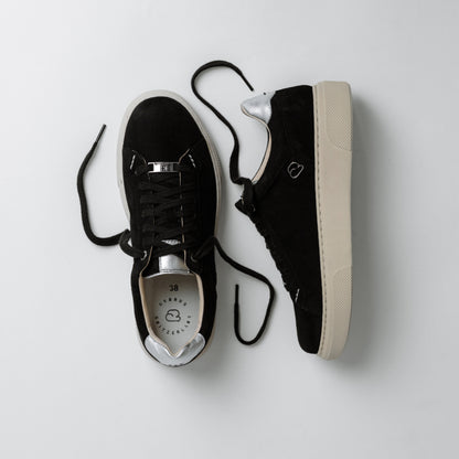 "Paarfoto der CYBRUS Sneakers LOOCY in schwarz / silber"