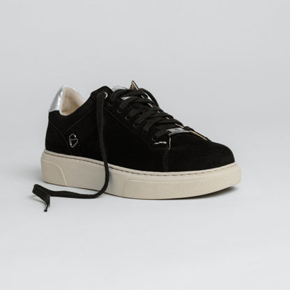 "Seitenansicht des CYBRUS Sneakers LOOCY in schwarz / silber"