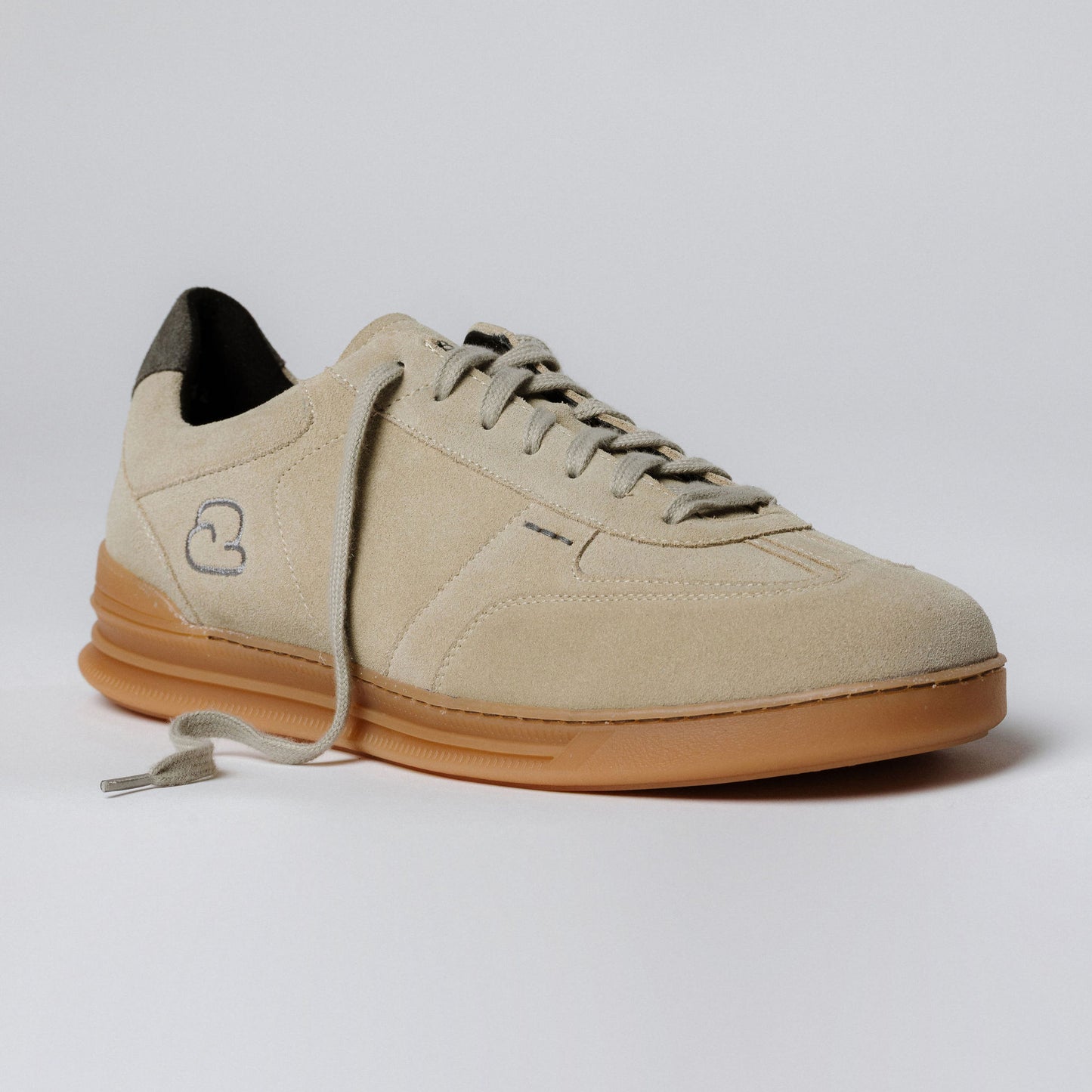 "Seitenansicht des CYBRUS Sneakers LUWO in beige"