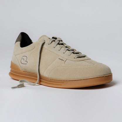 "Seitenansicht des CYBRUS Sneakers LUWO in beige"