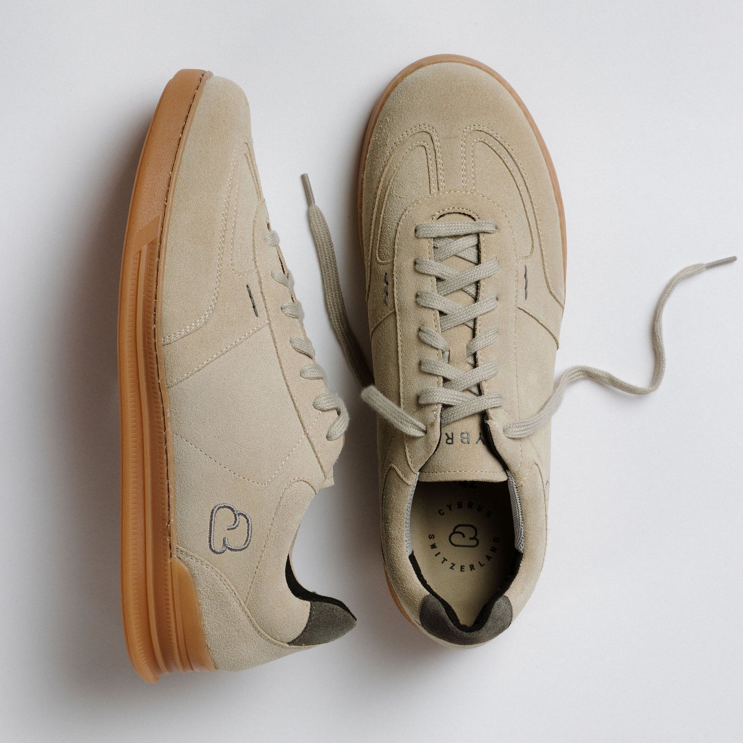 "Paarfoto der CYBRUS Sneakers LUWO in beige"
