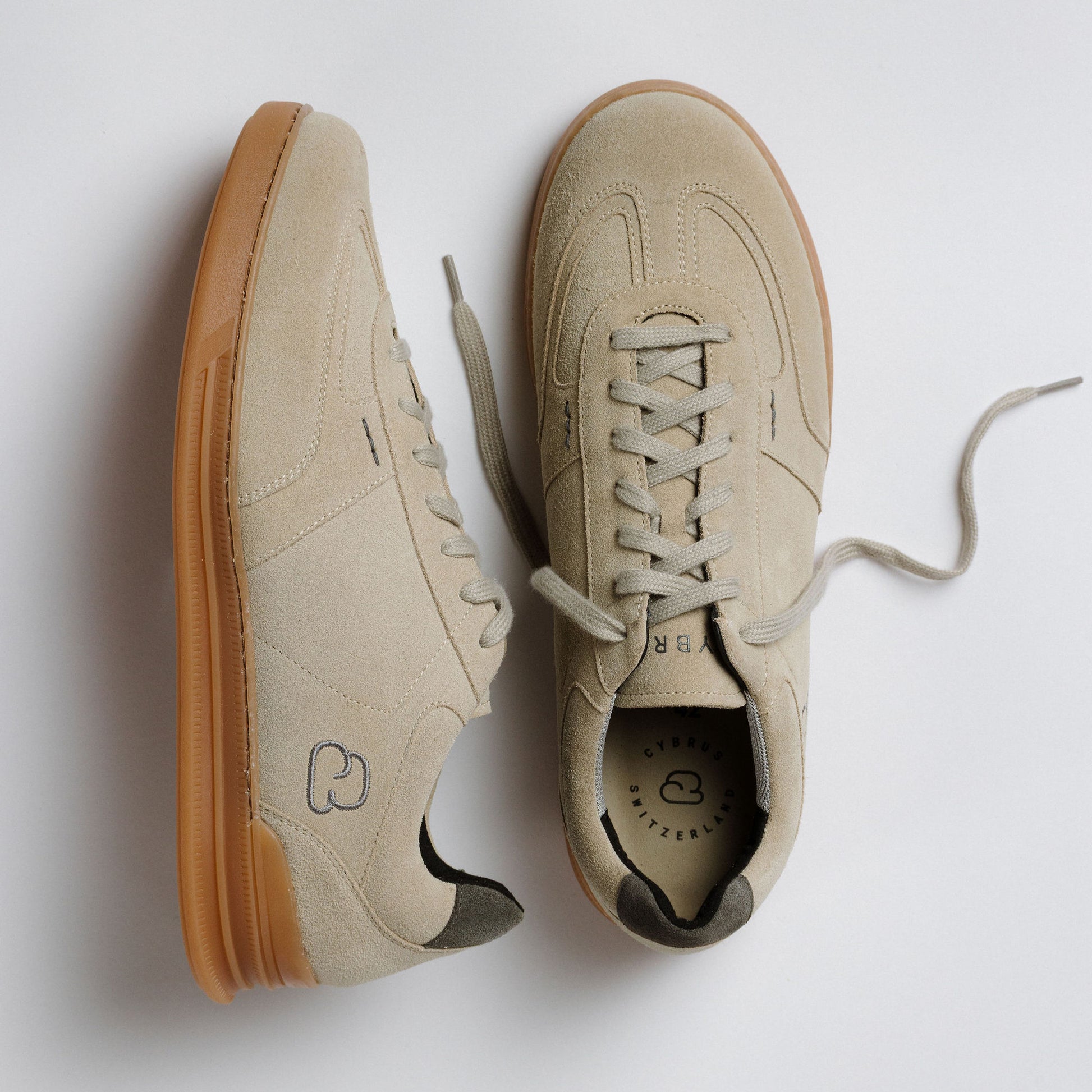 "Paarfoto der CYBRUS Sneakers LUWO in beige"