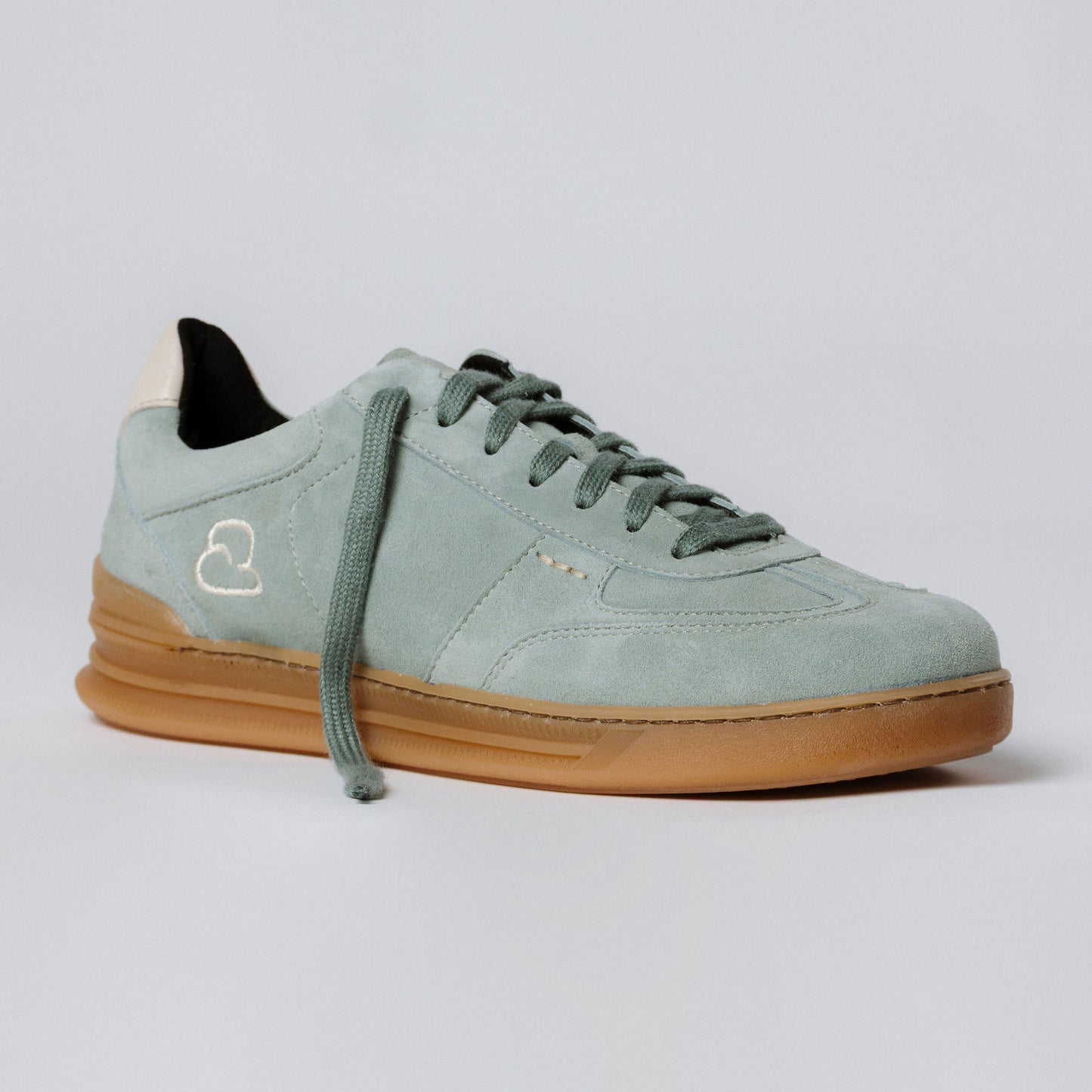 "Seitenansicht des CYBRUS Sneakers LUWO in eukalyptus"