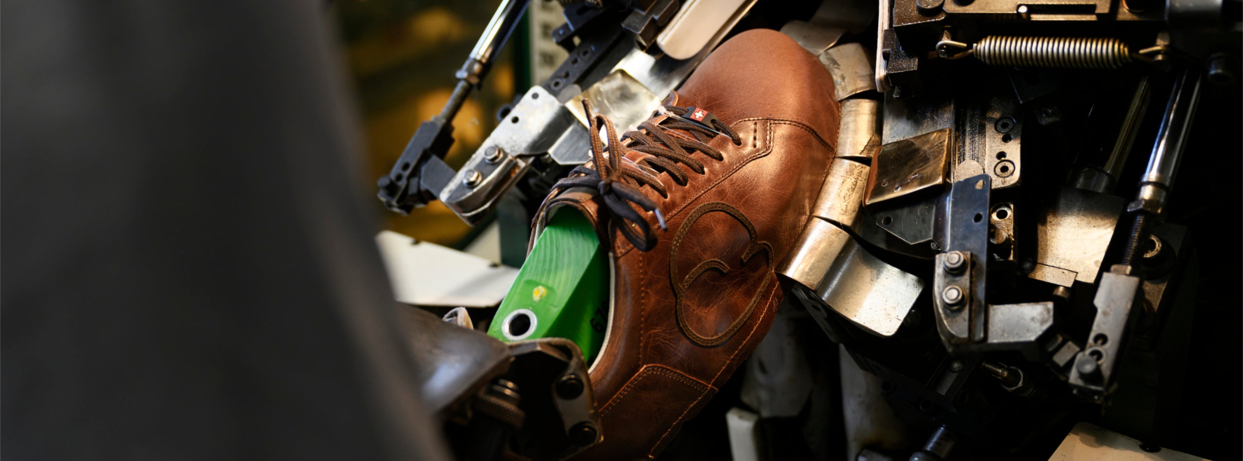 "Schuhproduktion eines CYBRUS Sneaker 49er dunkelbraun"